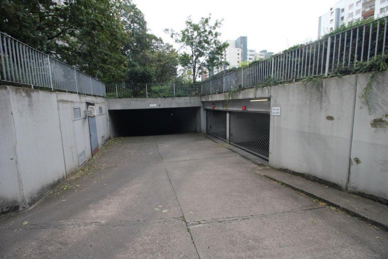 Bild... K�ln Garagen Garage in K�ln-Porz (Tiefgaragenstellplatz mit Garagentor) zu vermieten.